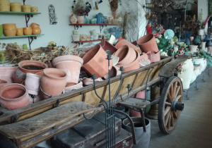 Wóz z ceramicznymi naczyniami