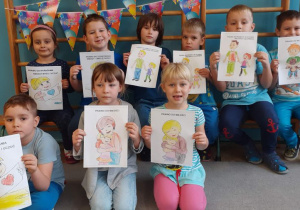 Dzieci kolorowały malowanki dotyczące praw dziecka