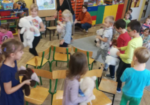 taniec dzieci z misiami wokół krzeseł