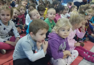 Dzieci gotowe do oglądania przedstawienia