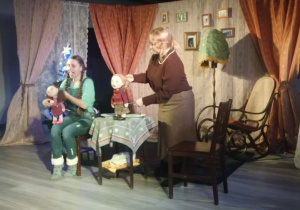 Babcia i wnuczka animują lalkami
