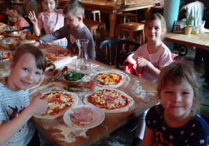 Dziewczynki z ochotą podjęły wyzwanie pieczenia pizzy