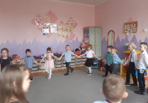 taniec dzieci przy piosence