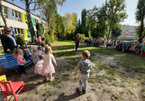 maluszki tańczą przy muzyce