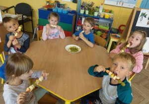 Dzieci zjadają ze smakiem owocowe szaszłyki