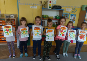 Dzieci prezentują swoje prace plastyczne: słoiki z warzywami