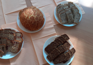 Różne rodzaje chleba na talerzykach