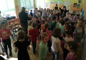 Dzieci uczestniczą w zabawie muzycznej.