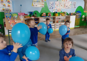 Lena, Antoś, Wiktor wraz z innymi dziećmi bawią się balonami.