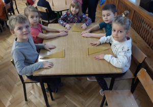 Przedszkolaki z gr. III siedzą przy stole gotowe do pracy