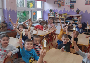 Dzieci z gr. IV pokazują swoje świece
