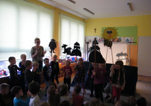 Dzieci prezentują wszystkie postacie z teatrzyku