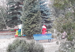 Mikołaj chował się nawet za drzewa