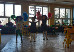 Lena, Agatka i Zosia tańczą z kolorowymi pomponami.