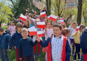 Dzieci prezentują swoje flagi.
