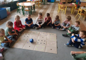 Dzieci z gr. V podczas zabawy matematycznej.
