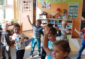 Taniec kropek w wykonaniu dzieci z gr. II.