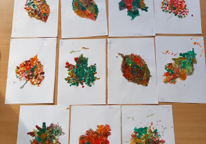 Kolorowe liście wykonane farbą przez dzieci.