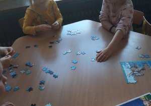 Danusia i Zosia zaczynają układać puzzle.