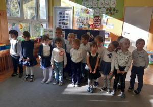 Dzieci z gr. III śpiewają piosenkę.