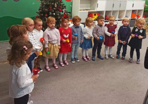 Maluszki śpiewają świąteczną piosenkę.