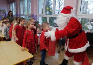 Mikołaj rozdaje prezenty w grupie IV.