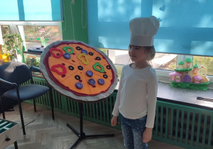 Ewelinka z V grupy czeka na znak, gdy będzie mogła przygotowywać swoją pizzę.
