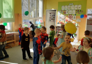 Dzieci z grupy III podczas zabaway z balonem.