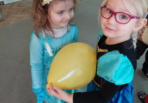 Marysia i Zuzia w tańcu z balonem.