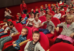 Dzieci z gr IV zajęły wygodne miejsca e teatrze.