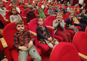 Dzieci czekają na aktorów.