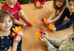 Kuba, Antek, Ewelinka, Jarosława i Zosia zrobiły juz swoje bibułkowe kwiaty.