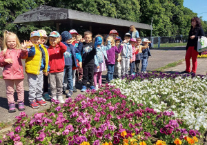 Dzieci wśród kolorowych kwiatów.