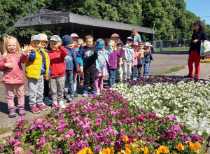 Dzieci młodsze w Ogrodzie Botanicznym