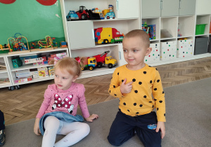 Igor i Kalinka szukają kropek na swoim ubraniu