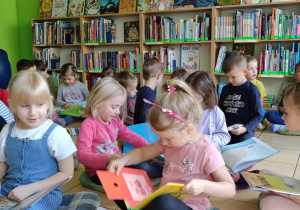 Dzieci z zainteresowaniem oglądają książki