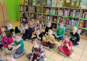 Dzieci z zainteresowaniem słuchają opowiadania.