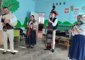 Kapela góralska prezentuje muzykę regionalną.