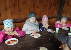 Dzieci z apetytem przystąpiły do jedzenia, a zapach ogniska przywiozły do przedszkola.