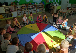 Dzieci z gr II układają i przeliczają kolorowe kropki