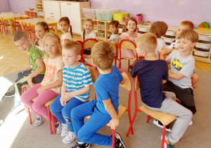 Dzieci podczas zabawy muzycznej z krzesełkami