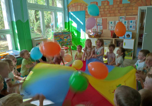 Tanczące balony na chuście animacyjnej