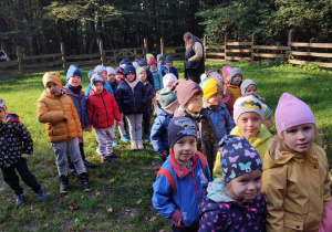 Dzieci gotowe do spaceru po lesie