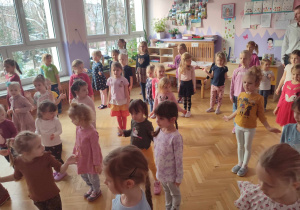 Dziewczynki rozpoczynaja naukę tańca księżniczek