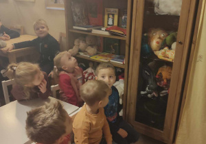 Dzieci z grupy II oglądają lalki teatralne