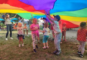 Zabawy z chustą aniamcyjną daje dużo radości