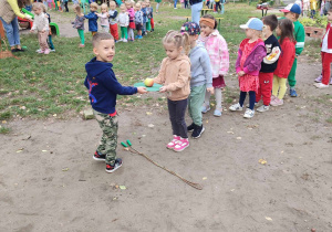 Marcinek sprawnie podaje jabłko koleżance