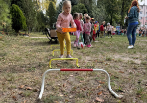 Oliwka pokonuje tor przeszkód