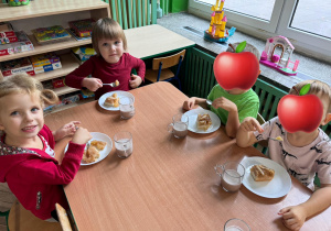 Radosne dzieci z gr. II podczas pachnącego podwieczorku