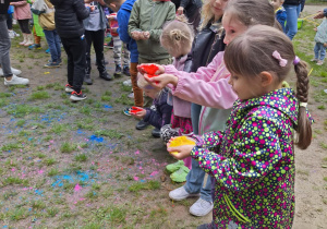 Rączki pełne kolorowego proszku